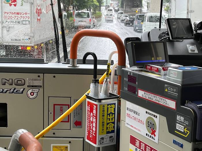 В токийских автобусах можно бесплатно взять зонтик, если внезапно пошел дождь Япония, Туризм, Общественный транспорт, Зонт