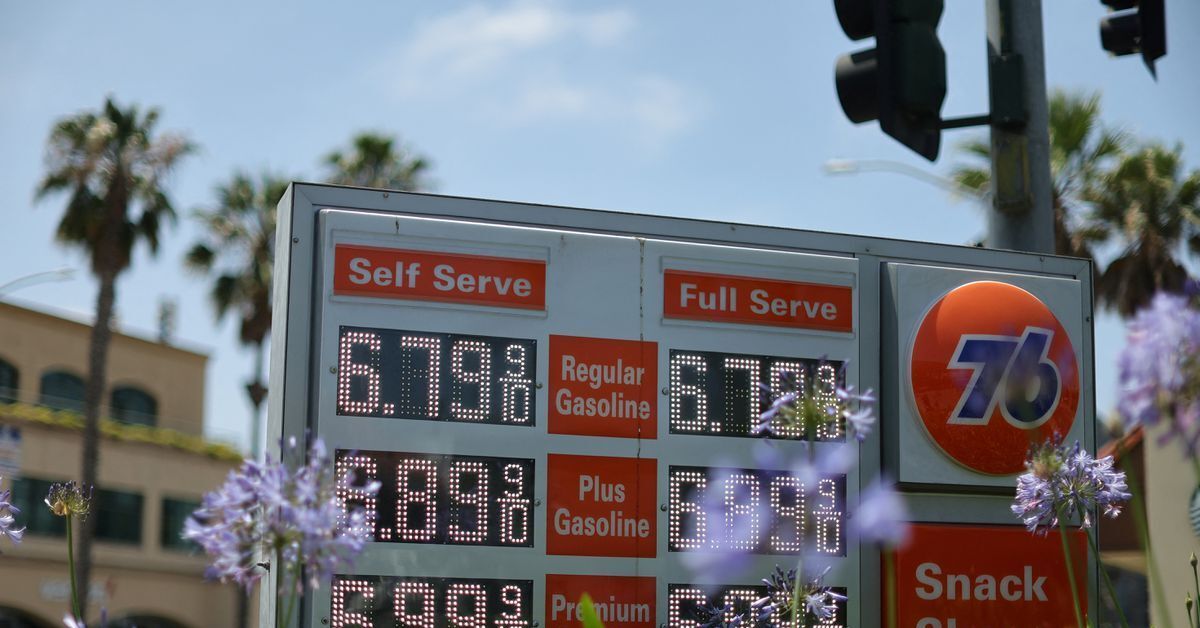 Сколько литр бензина в америке. Бензин в США. Дефицит бензина в Америке. Топливо в США. Галлон бензина в США.