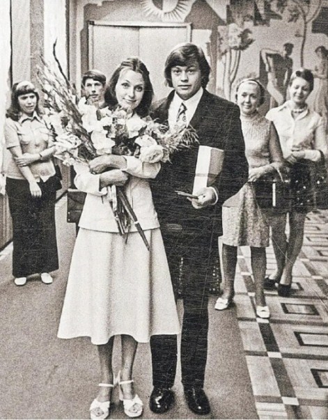 Людмила Поргина (27 лет) и Николай Караченцов (31 год) в Гагаринском ЗАГСе , 1975 год