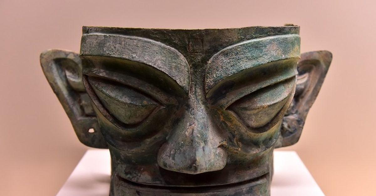 Древнекитайская маска в бронзе. Саньсиндуй китайские бронзовые маски. Маска таоте. Древнекитайская маска в бронзе. Золотая погребальная маска древнего китая.