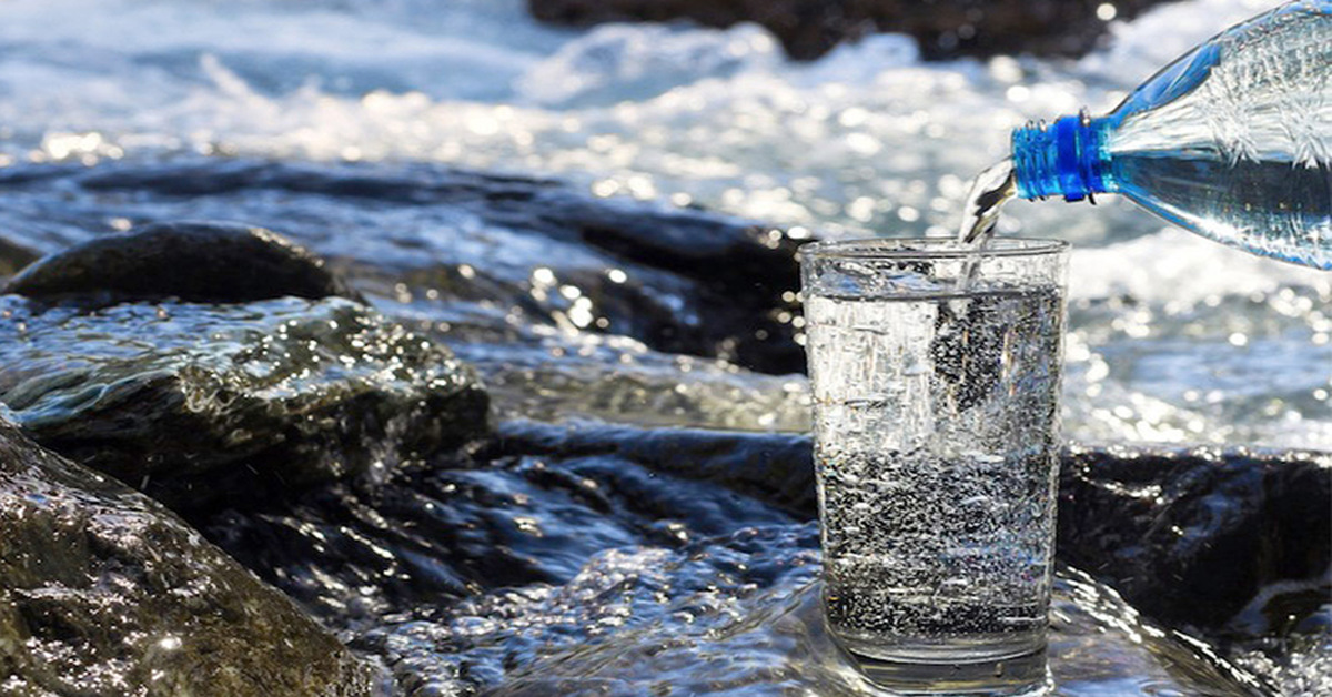 Артезианская вода. Загрязнение питьевой воды. Чистая артезианская вода. Чистая и грязная вода.