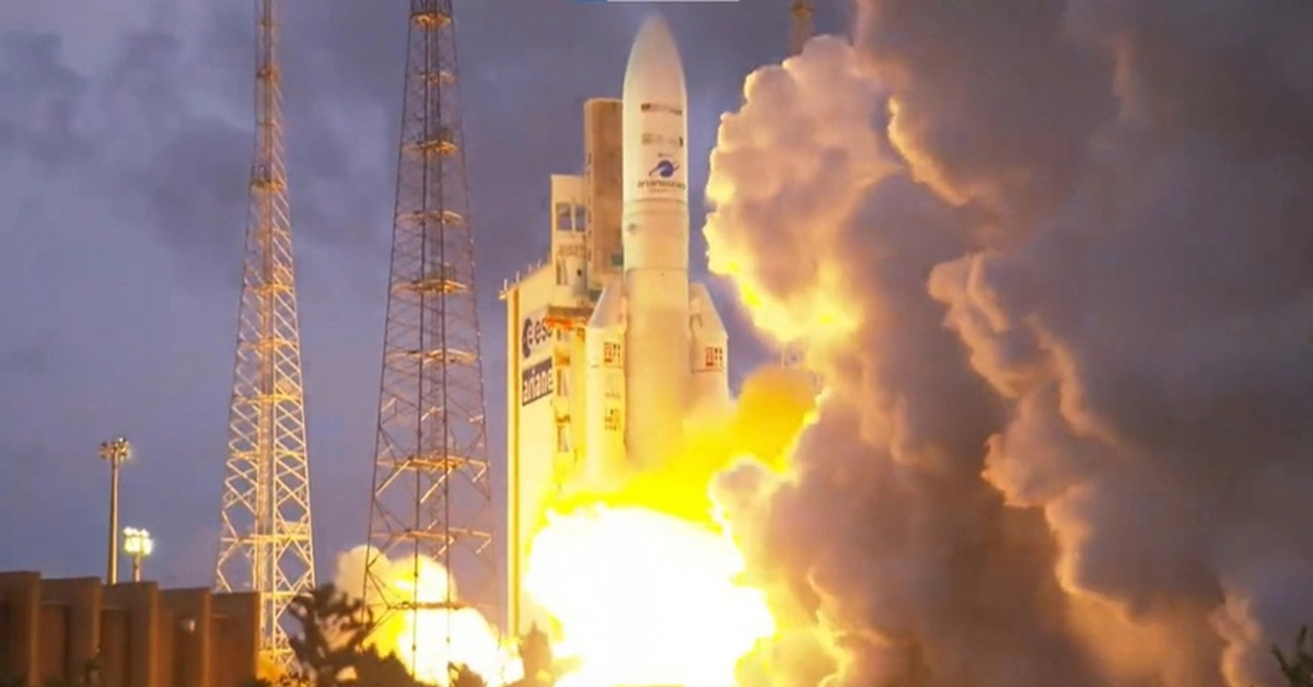 Два спутника. Ракета Ariane 5. Ракета носитель Ариан. Ракета с запуском. Старт ракеты в космос.