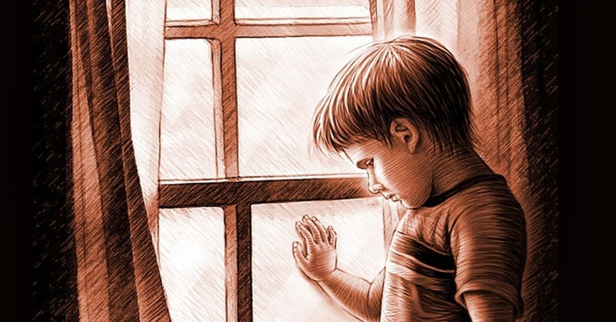 Грустный мальчик в окне. Грустный ребенок. Мальчик у окна. Мальчик грустит. Грустный мальчик у окна.