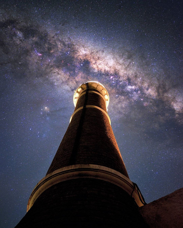 Млечный путь над маяком в Уругвае