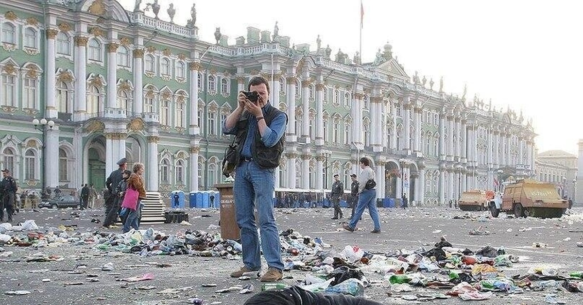 Питер после. Питер после алых парусов. Мусор после алых парусов. Мусор на Дворцовой площади.