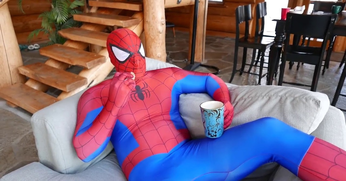 Карлик человек паук. Толстый человек паук. Толстый в костюме человека паука. Человек паук в реальной жизни. Человек паук с пузом.