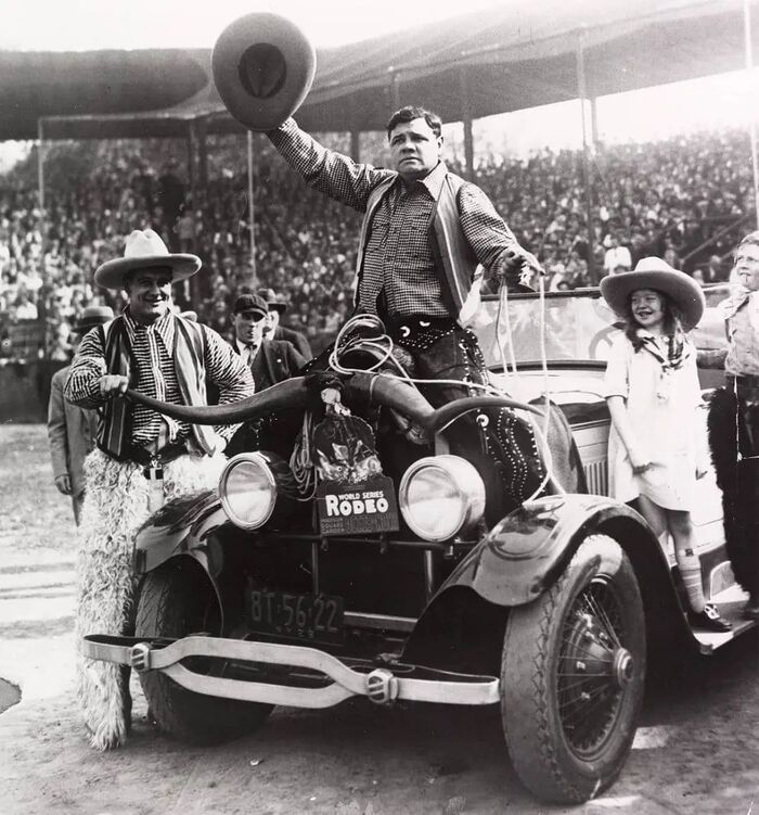 Легенда бейсбола Бейб Рут приветствует публику (1928) Бейсбол, Спорт, Знаменитости, История, Черно-белое фото, США