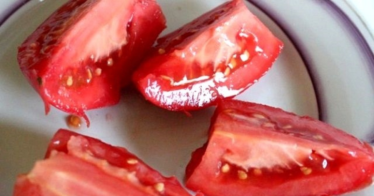 Готовим семена томатов. Помидоры порезать на 4 части. Семена помидор дольками. Помидоры резанные. Собственные семена из помидор.