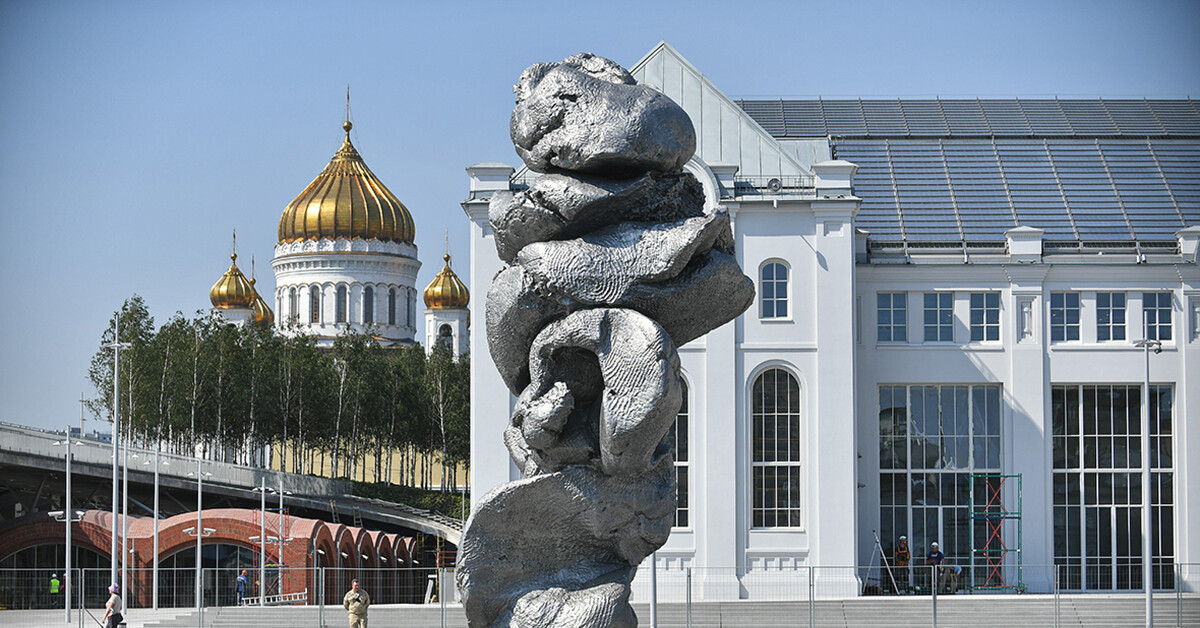 Скульптура номер 4. Урс Фишер памятник в Москве. «Большая глина № 4» Урса Фишера. Памятник глине а Москве на набережной. Скульптура на Болотной набережной Урса Фишера.