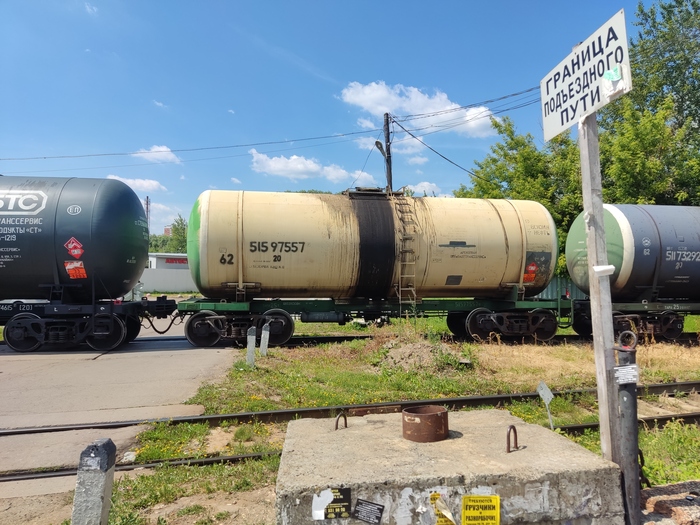 Вопрос к железнодорожникам - товарный поезд не помещается в депо?