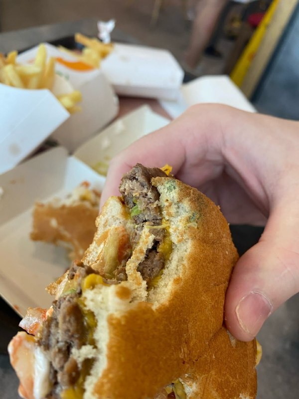 Посетительница «Вкусно — и точка» пожаловалась на бургер с плесенью