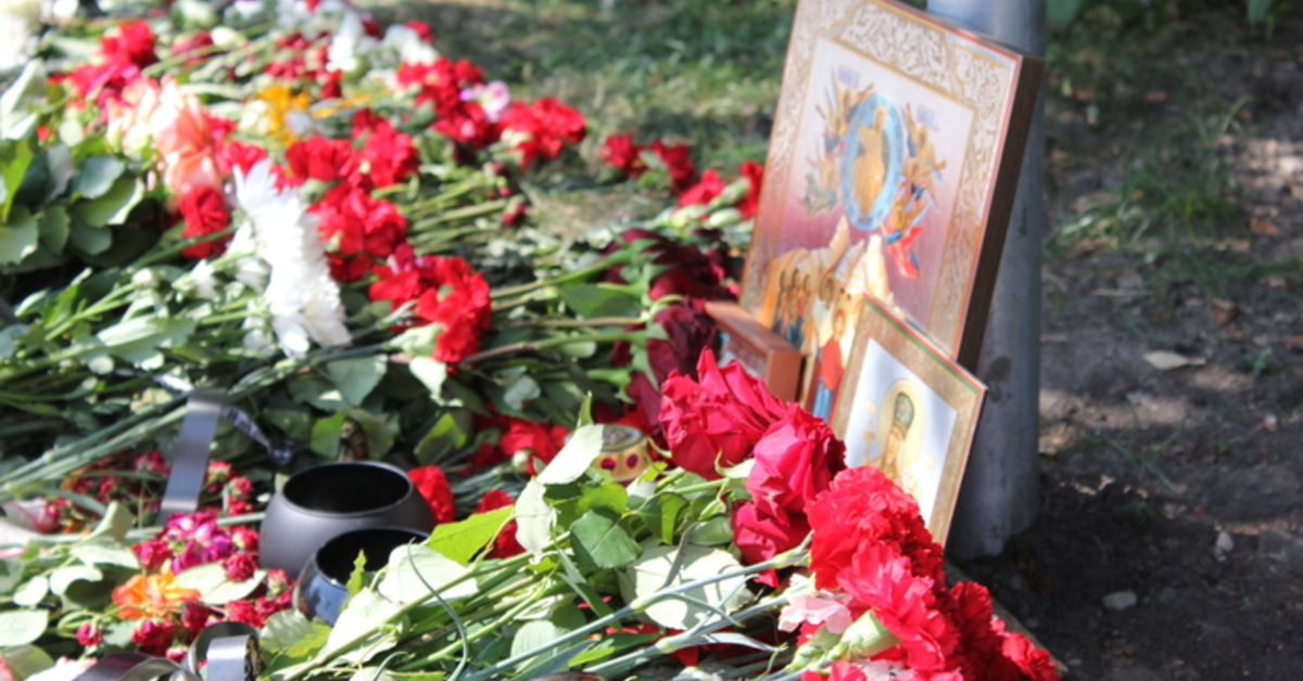 В белгороде гибнут люди. Могилы погибших в авиакатастрофе.