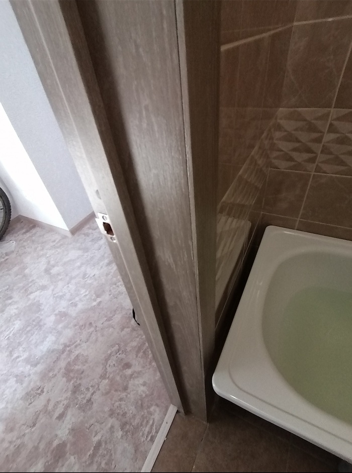 Как заделать щель между ванной и стеной?