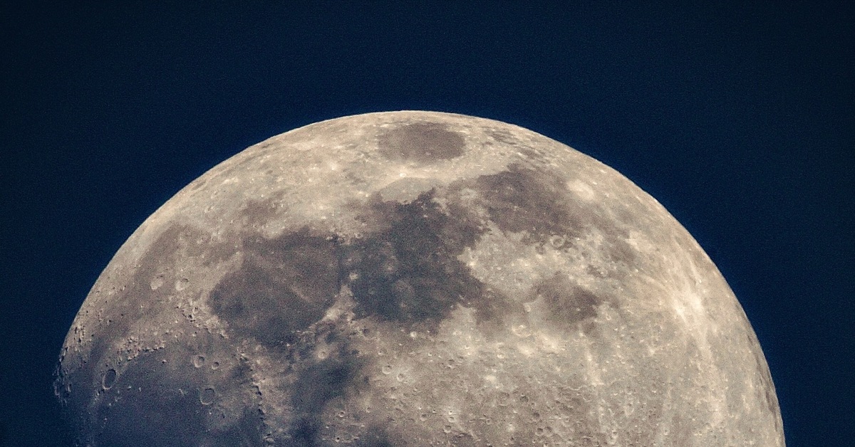 6 больших лун. Большая Луна. Самая большая Луна. Фото земли с Луны. Самый большой вид Луны с земли.