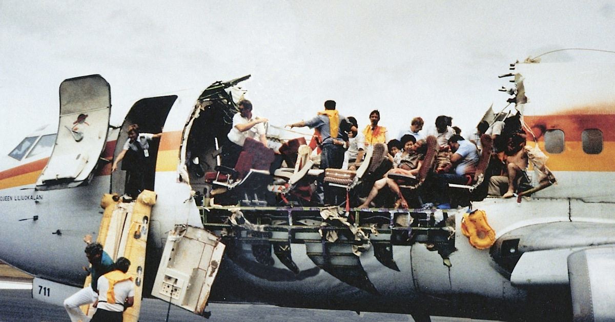 Air incident. Aloha Airlines катастрофа 1988. Самолет Aloha Airlines 28 апреля 1988. Боинг 737 1988. Рейс 243 АЛОХА Эрлайнз 28 апреля 1988 года.