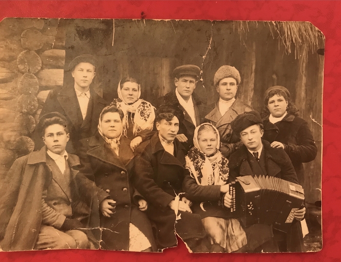 Год так 47-50. Сколько раз смотрела их в детстве и ни разу не замечала призрачного мальчика слева на фото.Баба крайняя справа кудрявая