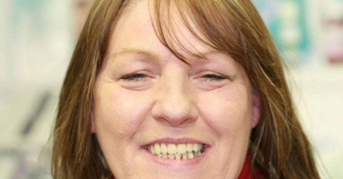 Улыбки знаменитостей. Девушка без переднего зуба. Улыбки знаменитостей. Karen lee orzolek. Знаменитости смеются.