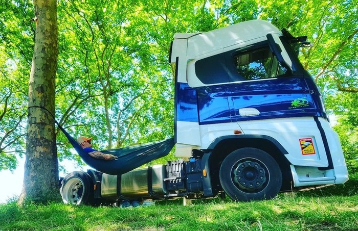 Сейчас бы в тени в гамаке отдыхать, а не вот это вот всё