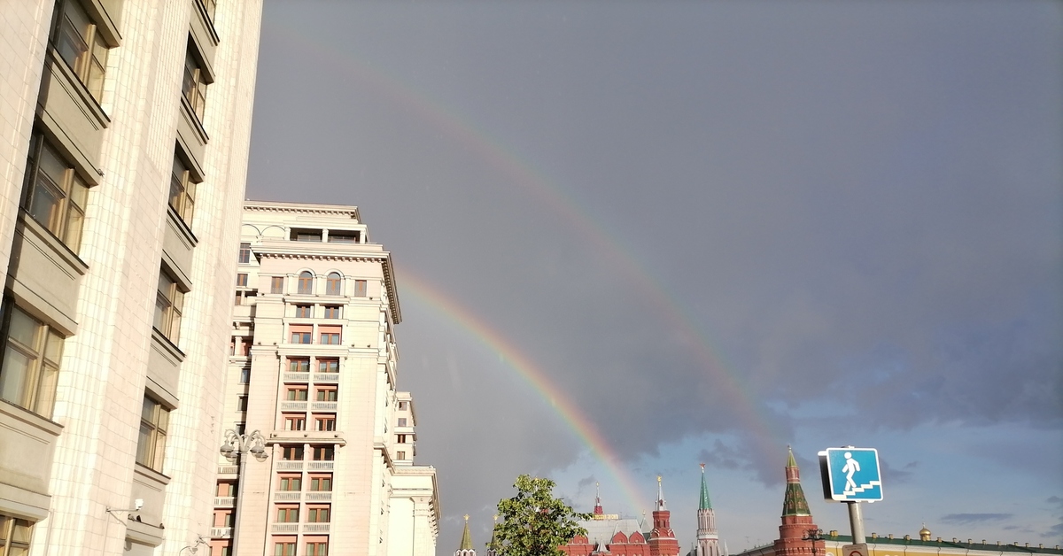 Радужный москва. Радуга в Москве. Радуга в Москве сегодня. Двойная Радуга в Москве сегодня. Радуга в Москве 5 декабря.