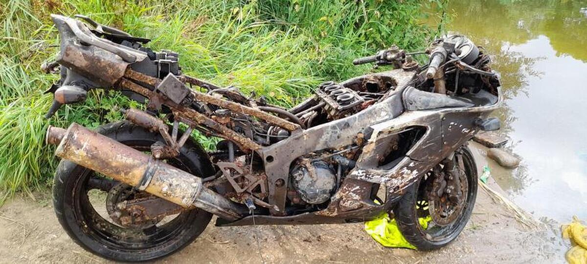 нашли мопед. старинные мотоциклы находки. нашли мотоцикл в земле. имз м-61. заброшенный мотоцикл иж.