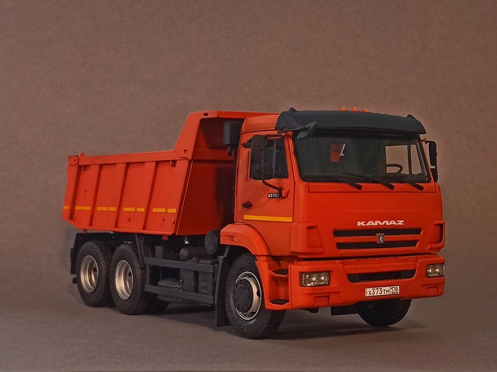 Сборная модель КАМАЗ-53212 контейнеровоз с прицепом ГКБ-8350