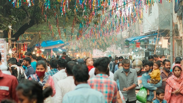 Где больше проживает людей?