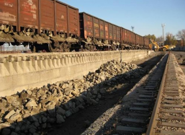 Камни в горах. Повышенный путь для выгрузки полувагонов. Поднимающий путь. Человек и камень на горе. Повышенный железнодорожный путь.