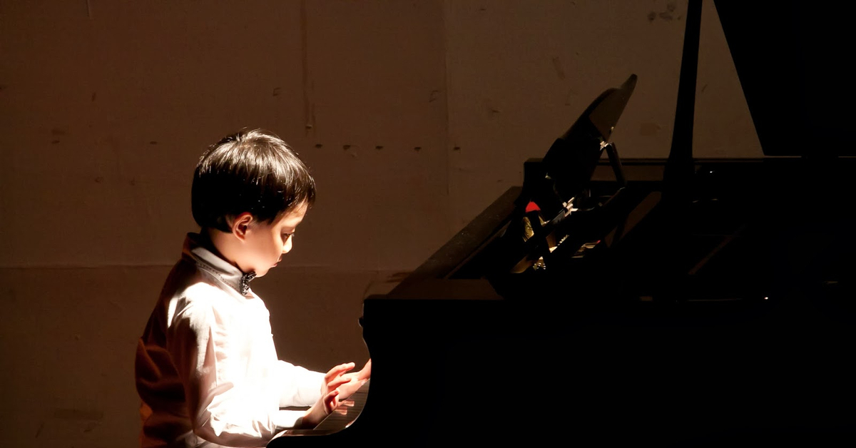 Маленький виртуоз. Ребенок за роялем. Маленький пианист. Ребенок за пианино. Мальчик пианист.