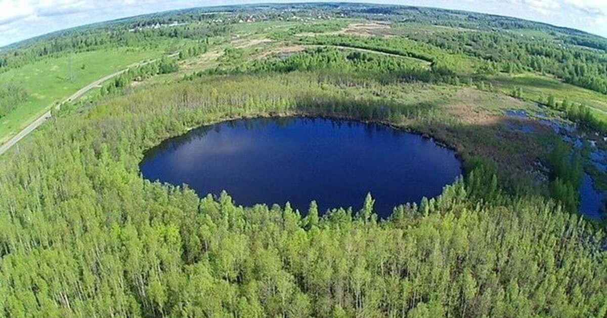 Озеро из которого. Бездонное озеро Солнечногорск. Бездонное круглое озеро в Солнечногорске. Озеро бездонное Свердловская область.