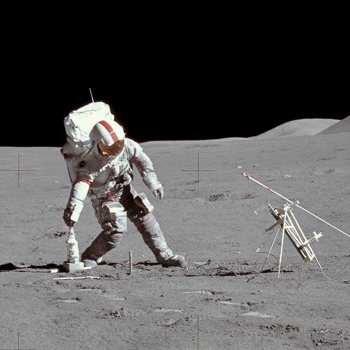 "Аполлон-15" - Дэйв Скотт поднимает буровую установку на лунной поверхности на площадке ALSEP во время EVA-2