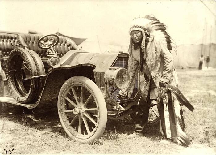 Вождь Железный Хвост заводит свой автомобиль 1915 год Индейцы, Вождь, Авто