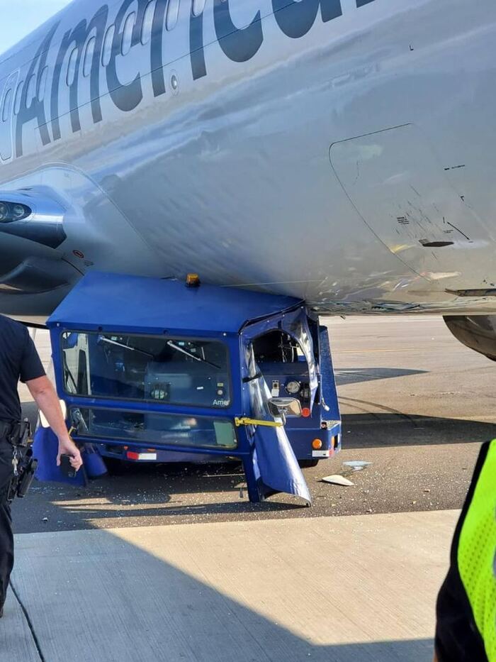 Водителя аэродромного тягача зажало в кабине отцепившимся Boeing 737 Boeing 737, Авиация, Происшествие, Тягач, Самолет, США, Видео, Вертикальное видео, Длиннопост