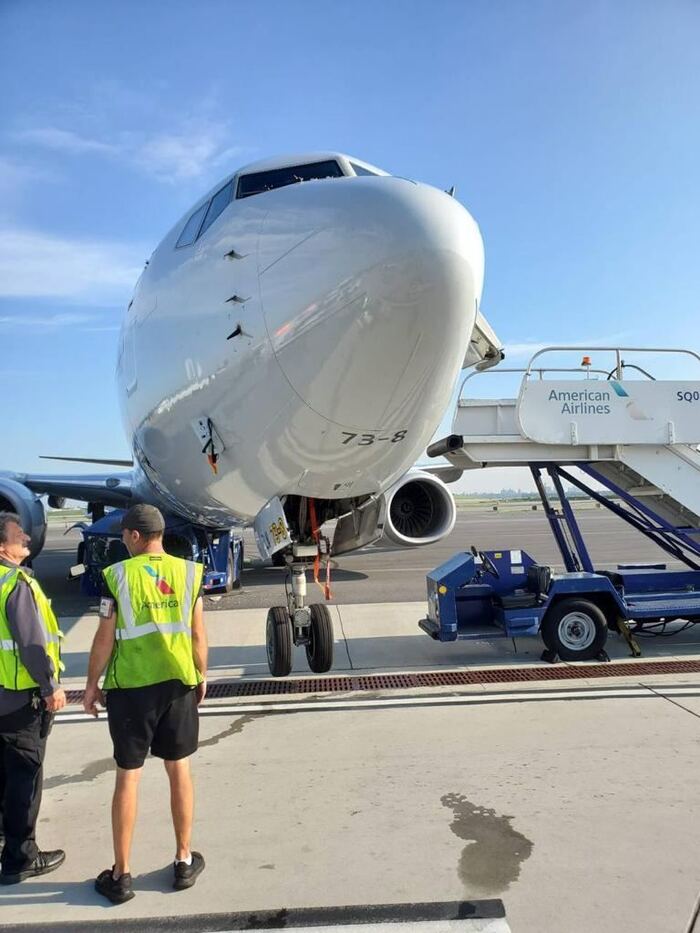 Водителя аэродромного тягача зажало в кабине отцепившимся Boeing 737 Boeing 737, Авиация, Происшествие, Тягач, Самолет, США, Видео, Вертикальное видео, Длиннопост