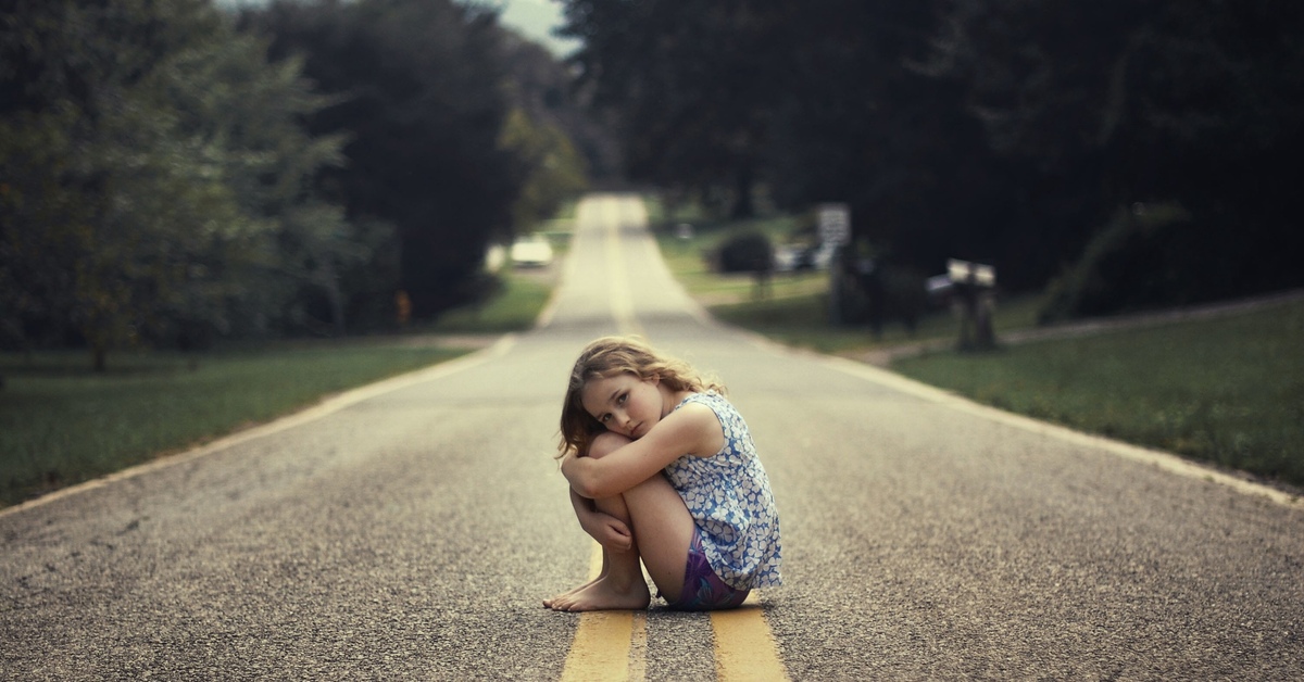 Дороге мало того что в. Дети на дороге. Маленькая девочка на дороге. Девушка сидит на дороге. Фотосессия на дороге.