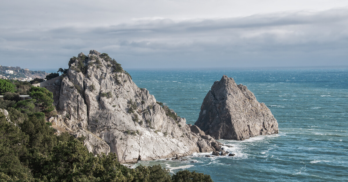 Скалы крыма. Скала Панеа. Гора дива в Крыму. Скала дива Крым. Горы скалы.