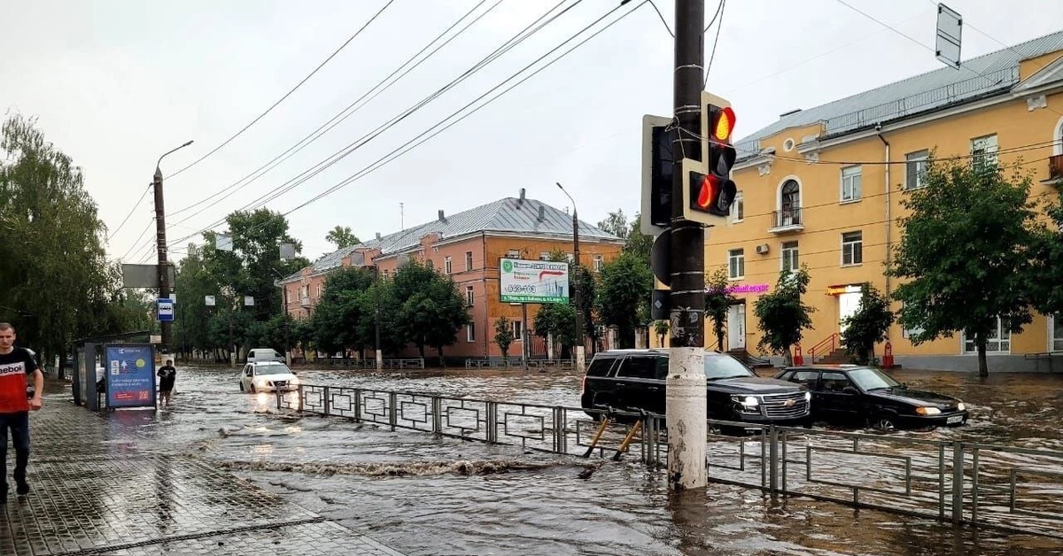 Дождь в твери сегодня. Площадь Победы Тверь потоп. Потоп на Трехсвятской Тверь. Ливень в Твери. Подтопило Тверь.