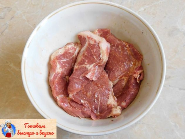 Тушеная свинина на сковороде - классический рецепт с фото
