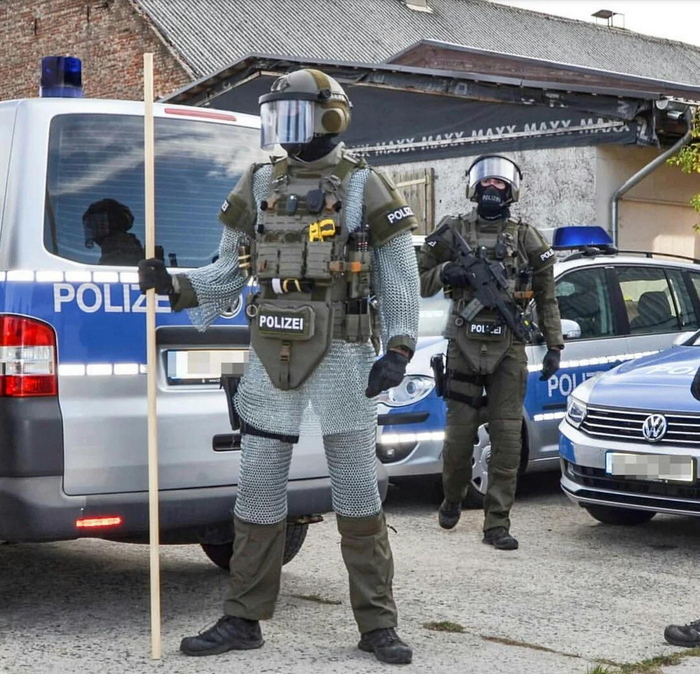 У немецкой полиции есть специальная форма, чтобы задерживать преступников с холодным оружием Германия, Полиция, Униформа, Кольчуга, Преступность, Reddit