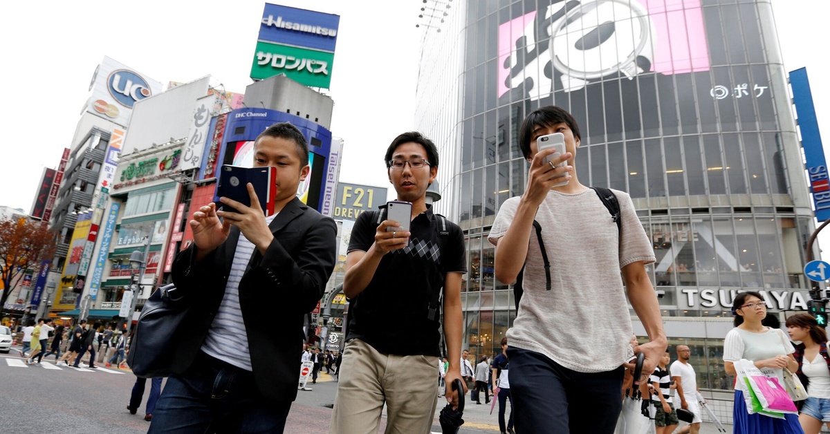 Japanese phone. Японские мобильники. Китаец со смартфоном. Смартфон Япония. Уткнулись в смартфоны.