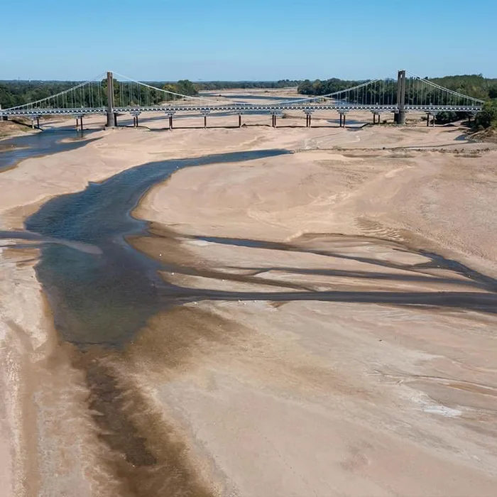 Сегодня почти высохла самая длинная река Франции Засуха, Погода, Жара, Франция, Река, Аномальная погода, Euronews, Луара