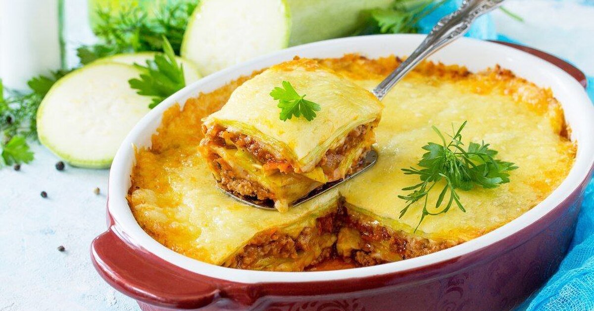 Фарш с картошкой и кабачками в духовке. Запеканка кабачки цукини фарш. Запеканка с кабачками и фаршем и помидорами и сыром. Кабачковая запеканка с фаршем. Запеканка с фаршем сыром и кабачками.