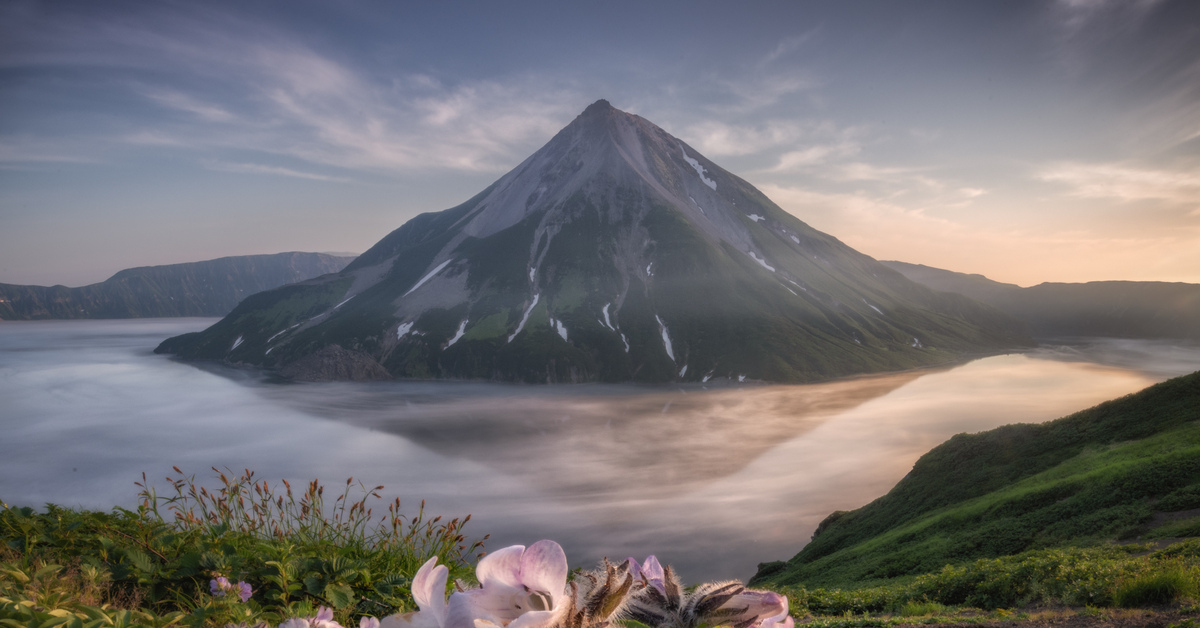 вулкан креницына, курильские острова. пик креницына действующий вулкан. вулкан на острове онекотан. остров онекотан вулкан креницына. пик креницына действующий вулкан.