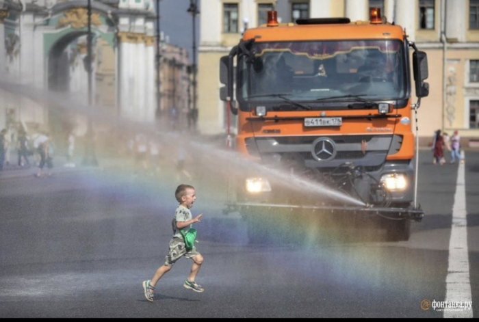 Маленького Петербуржца окатили ЛГБТ водой, а ему не нравится