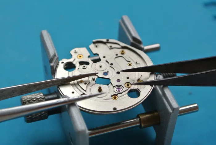 сборка пк. мужик с паяльником. ремонт hobby. починка электроники. инженер с паяльником.