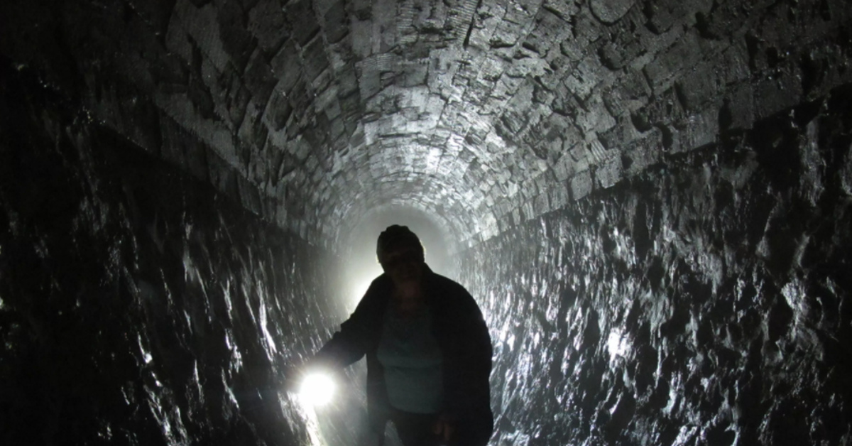 Неглинка диггеры. Подземные экскурсии в москве река неглинка. Подземелье диггеры. Диггеры в метро екатеринбург. Подземелье екатеринбурга экскурсия.