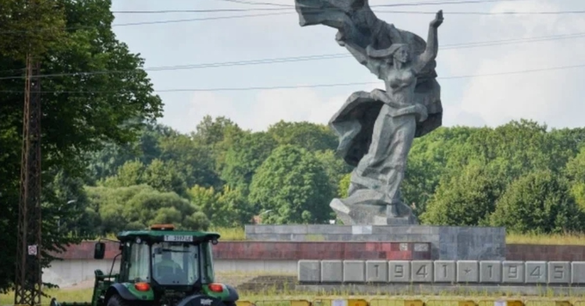 Воин освободитель снесли. Рига памятник воинам освободителям. В Латвии сносят памятник освободителям. В Риге снесли памятник освободителям. Памятник советским воинам в Риге.