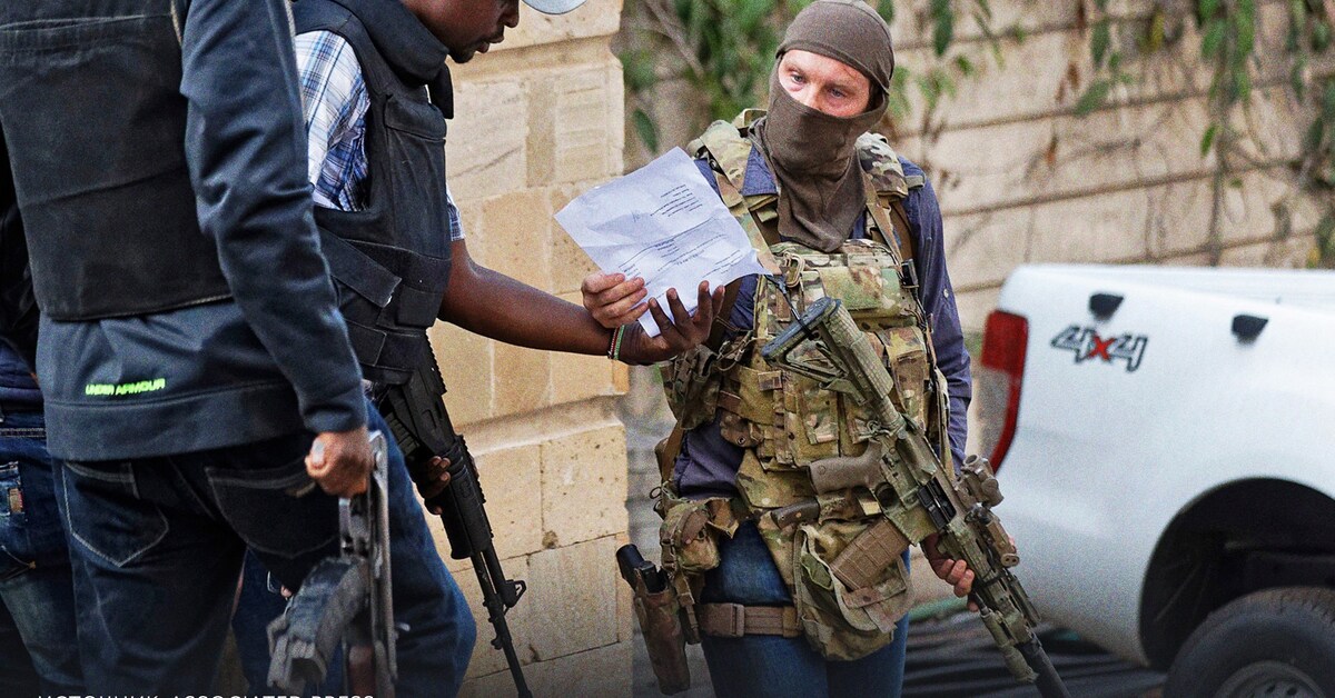 Командировка в африку. Оперативник SAS В Найроби. Боец SAS В Найроби. Кристиан Крейгхед SAS. Британец SAS В Найроби.