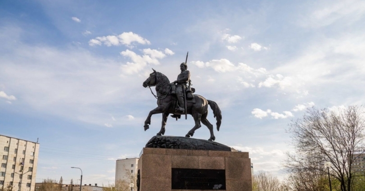 Памятники оренбурга. Памятник казачеству в Оренбурге. Памятник Оренбургскому казачеству, г. Оренбург.. Памятник казаку Оренбург. Памятник красному казачеству в Оренбурге.