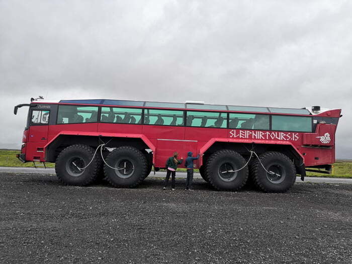 Экскурсионный автобус в Исландии