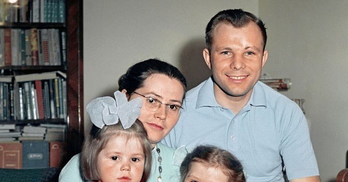 Гагарин с семьей фото. Семья Юрия Гагарина. Дети Юрия Гагарина. Дети и внуки Гагарина Юрия Алексеевича.